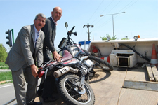 Motosikletli Kazada Uçarak Yaralandı