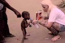 Cadı Diye Bebeği Sokağa Attılar