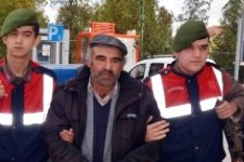 Köy Meydanında, Kalbinden Bıçakladı