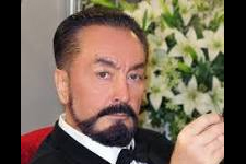 Adnan Oktar, Erdoğan’la ilgili Soruya Sinirlendi: “O Bileği Kırarım”