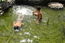 Savaştan Kaçtılar Süs Havuzunda Serinliyorlar