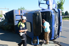 Kamyon Işıklı Kavşakta Devrildi