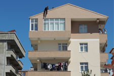 Tekirdağ'da Apartman Çatısında İntihar Girişimi